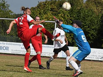 Die Entscheidung: Gegen Bad Bad Brückenaus Keeper Benjamin Hackbusch trifft Oberthulbas Markus Kaufmann zum 2:1. Foto: Hopf