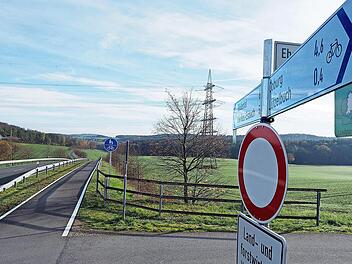 Die Geh- und Radwege zwischen Seidmannsdorf und Lützelbuch sowie Rögen und Neershof (Bild) werden nicht beleuchtet. Der Bausenat ist aus Kostengründen dagegen.