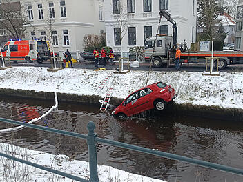 Oldenburg: Fahrer aus sinkendem Auto in eiskaltem Fluss gerettet