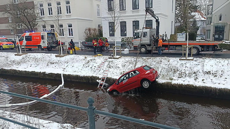 Oldenburg: Fahrer aus sinkendem Auto in eiskaltem Fluss gerettet