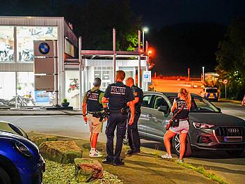 Person schie&szlig;t auf PKW