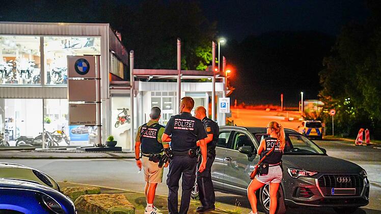 Person schie&szlig;t auf PKW