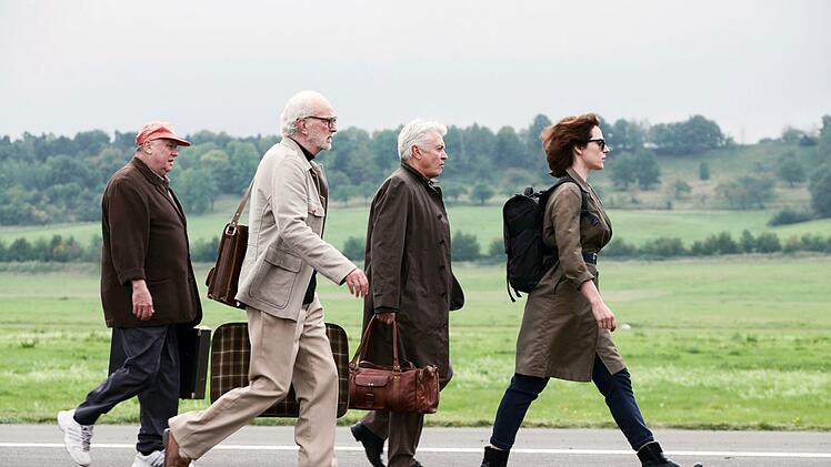 Die Profis sind zur&uuml;ck, angef&uuml;hrt von BND-Frau Paula Kern (Antje Traue): Locke (Thomas Thieme, links), Jaecki (Michael Gwisdek, zweiter von links) und Falk (Henry H&uuml;bchen).