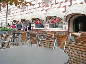 Während die Cafébesitzer auf ein paar letzte schöne Sonnentage hoffen, sind bei vielen Einzelhändlern längst dunkle Wolken aufgezogen. Fotos: Oliver Schmidt