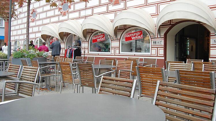 Während die Cafébesitzer auf ein paar letzte schöne Sonnentage hoffen, sind bei vielen Einzelhändlern längst dunkle Wolken aufgezogen. Fotos: Oliver Schmidt