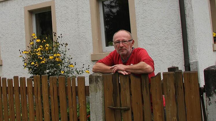 Michael Bauerschmidt hat das alte Häuschen seiner Tante zu einem Hort der Designerstücke entwickelt. Foto: Sonja Adam