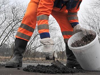 Mit so genanntem Kaltmischgut lassen sich Schlaglöcher schnell, wenn auch nicht dauerhaft füllen. Foto: dpa