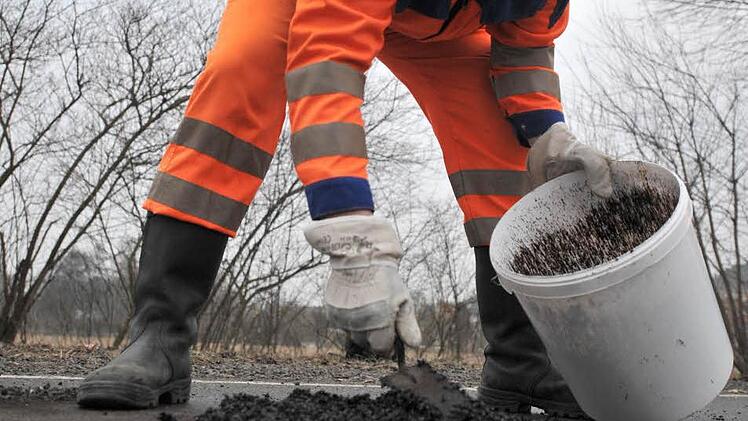 Mit so genanntem Kaltmischgut lassen sich Schlaglöcher schnell, wenn auch nicht dauerhaft füllen. Foto: dpa