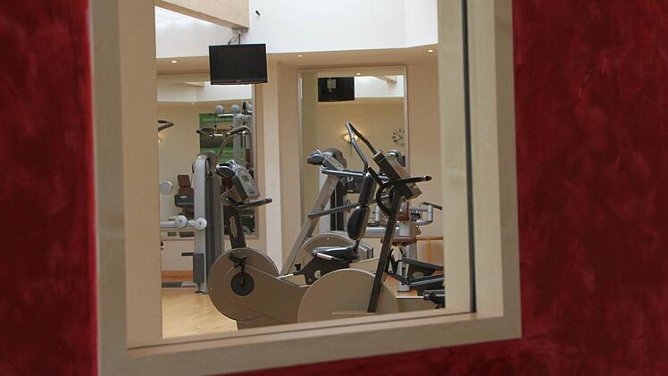 Blick von außen in den Fitnessraum im Regena Bad Brückenau Foto: Ulrike Müller