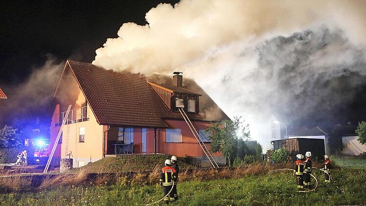 Flammen schlagen aus dem Dachstuhl eines Zapfendorfer Wohnhaus. Foto: News5/Hense