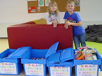 Dorothea und Marc freuen sich über die Bücherkisten. Foto: Brigitta Kempe-Wolf