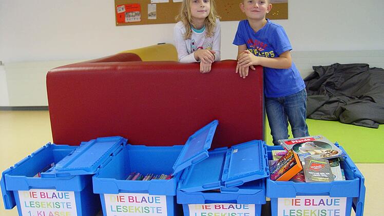 Dorothea und Marc freuen sich über die Bücherkisten. Foto: Brigitta Kempe-Wolf