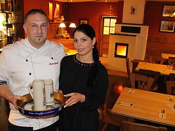 Im Gasthaus Blauer Löwe ist seit gestern Abend mit den neuen Pächtern Elena-Liliana Zemleacov und Markus Götschel wieder angerichtet.  Fotos: Christian Bauriedel