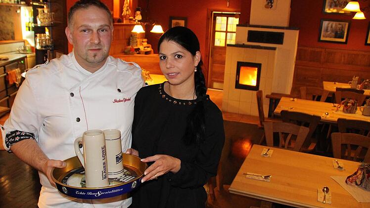 Im Gasthaus Blauer Löwe ist seit gestern Abend mit den neuen Pächtern Elena-Liliana Zemleacov und Markus Götschel wieder angerichtet.  Fotos: Christian Bauriedel