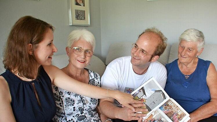 Nach mehr als zehn Jahren haben sie sich wieder gefunden: Brigitta Norman (Zweite von links), Manuel Martin und Monika Angenendt-Hesselbach (rechts). Manuel Martins Frau Katrin (links) zeigt auf das Bild, welches die Familienzusammenführung möglich machte.  Foto: Friedrich