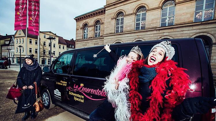 Aufwändige Werbug treibt das Landestheater Coburg für die Neuinsenierung von Rossinis "La Cenerentola". Die Märchenoper feiert am Samstag Premiere.Foto: Sebastian Buff