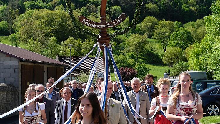 Im Festzug waren die Ehrendamen ein magischer Blickpunkt. Gerd Schaar