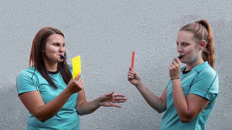 Giulia Glatzer (links) und Lea Borchert zücken im Notfall auch mal eine Karte. Foto: Klaus Gagel