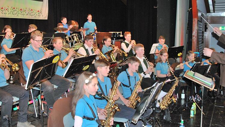 "Mir spieln zsamm", unter dem Motto spielt der Nachwuchs von Stadtkapelle und "Harmonie" sehr erfolgreich mit Werner Lehrieder.Ewald Stretz