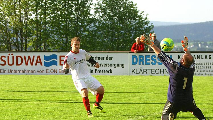 Kapitän Michael Burger (links) wird die SG Enchenreuth/Presseck in der neuen Kreisliga-Saison als Spielertrainerbetreuen. Foto: BR-Archiv