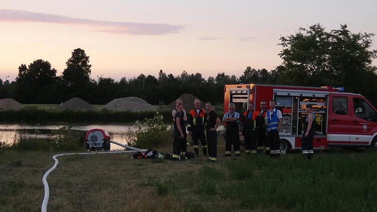 Die Dispogruppe "Wasserförderung" hat sich bei einem Großeinsatz Anfang Juli in Knetzgau bewährt. Das Foto zeigt die Feuerwehr Pfarrweisach, die Wasser aus dem Main pumpt.