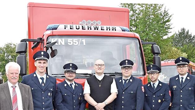 Bei der &Uuml;bergabe des Versorgungslastwagens (von links): Gemeinderat Heinrich D&uuml;ring, Zweiter Kommandant Manuel Smuda, Kommandant Thomas Finger, Pfarrer Michael Weck, Kreisbrandmeister Bernhard Finger, Dominik Barthelmann (der Vorsitzende des Feuerwehrvereins) und Kreisbrandmeister Michael Schlereth Foto: Christiane Reuther