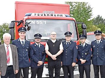 Bei der Übergabe des Versorgungslastwagens (von links): Gemeinderat Heinrich Düring, Zweiter Kommandant Manuel Smuda, Kommandant Thomas Finger, Pfarrer Michael Weck, Kreisbrandmeister Bernhard Finger, Dominik Barthelmann (der Vorsitzende des Feuerwehrvereins) und Kreisbrandmeister Michael Schlereth Foto: Christiane Reuther
