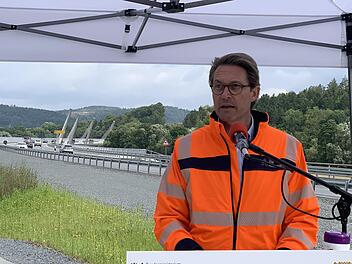 Bundesverkehrsminister Andreas Scheuer freute sich über das Dankesschreiben, das ihm Alt-Gemeinderat Alfred Vießmann bei der Einweihung der Bundesstraße überreichte. "So wird man selten empfangen", sagte er.