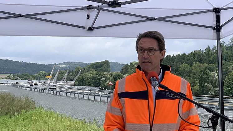 Bundesverkehrsminister Andreas Scheuer freute sich über das Dankesschreiben, das ihm Alt-Gemeinderat Alfred Vießmann bei der Einweihung der Bundesstraße überreichte. "So wird man selten empfangen", sagte er.