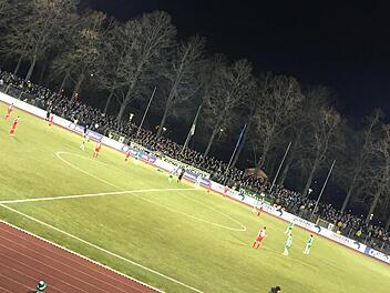 Tolle Kulisse, aber keine Überraschung im Sachs-Stadion, wo sich die Kickers mit 4:1 gegen den FC 05 behaupteten. Foto: Jürgen Schmitt
