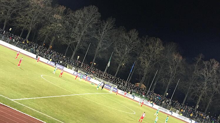 Tolle Kulisse, aber keine Überraschung im Sachs-Stadion, wo sich die Kickers mit 4:1 gegen den FC 05 behaupteten. Foto: Jürgen Schmitt