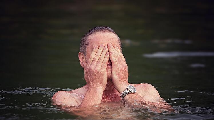 In Badeseen können sich die Larven von Saugwürmern in den menschlichen Körper bohren und zu unangenehmem Ausschlag führen.