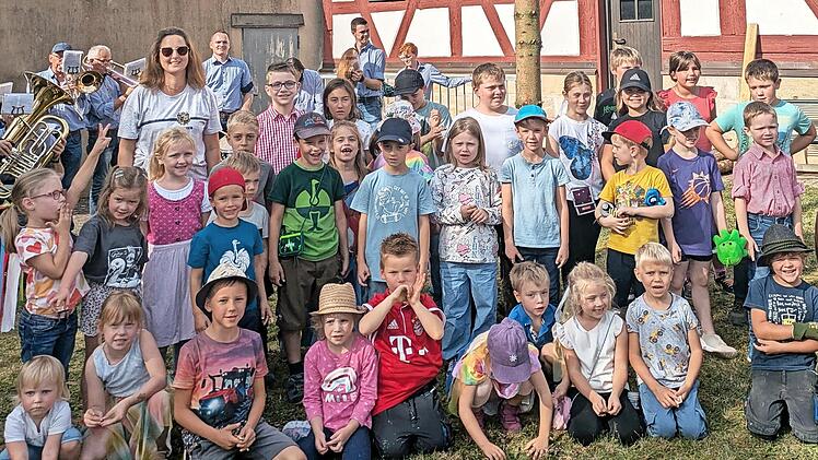 Vie Spaß machte vor allem den Kindern das Aufstellen des Kerwabaums.