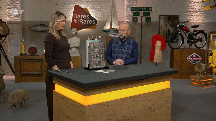 Auch ein Glaskunstobjekt fand seinen Weg in die Sendung. Horst Lichter zeigte sich zun&auml;chst ratlos: "Kann das irgendwas?"