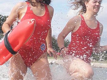 Eva Fella und Laura Ferdin (von links) waren eine Woche lang als Rettungsschwimmer  im Einsatz. Foto: privat