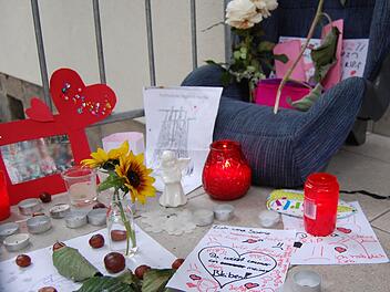 Vor der Wohnung in Coburg, wo die Mutter und ihre beiden Töchter lebte, geben Freunde und Bekannte ihrer Trauer mit Blumen, Kerzen und Briefen Ausdruck. Foto: Oliver Schmidt