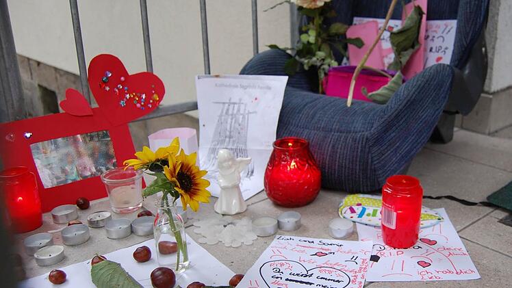Vor der Wohnung in Coburg, wo die Mutter und ihre beiden Töchter lebte, geben Freunde und Bekannte ihrer Trauer mit Blumen, Kerzen und Briefen Ausdruck. Foto: Oliver Schmidt
