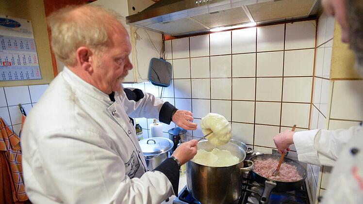 Das Weißkraut kochen Foto: Ronald Rinklef