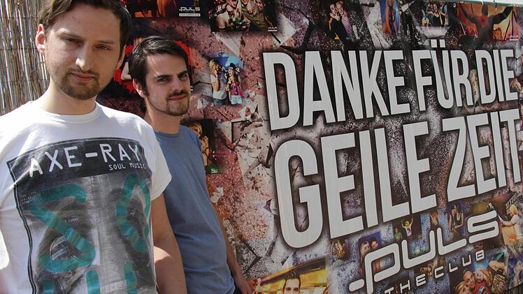 Ende Mai schließt die Disko Puls in Höchstadt. Die Betreiber Lion Heuschkel und Josias Ritter (v.l.) haben schon neue Pläne, was künftig in dem Gebäude beheimatet sein könnte: Sie können sich einen Lasertag-Actionpark vorstellen. Foto: Christian Bauriedel