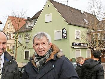 Bürgermeister Johannes Krapp (l.) und Landrat Hans Kalb waren froh, dass die NPD-Kundgebung nicht stattgefunden hat. Die Polizei war vor Ort, um die Einhaltung des Verbots zu überwachen. Foto: Evi Seeger