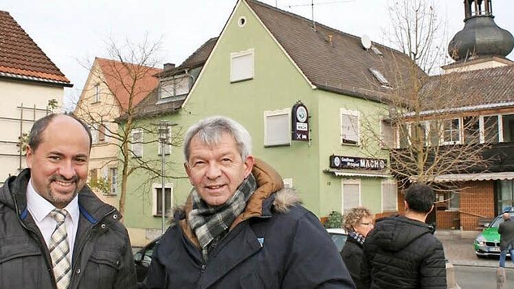 Bürgermeister Johannes Krapp (l.) und Landrat Hans Kalb waren froh, dass die NPD-Kundgebung nicht stattgefunden hat. Die Polizei war vor Ort, um die Einhaltung des Verbots zu überwachen. Foto: Evi Seeger