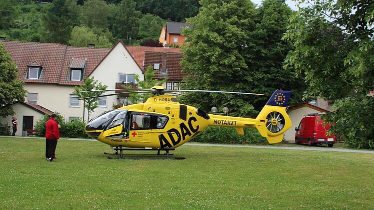 Im Grünzug hinter der Stadthalle war der Rettungshubschrauber gelandet. Foto: Matthias Beetz
