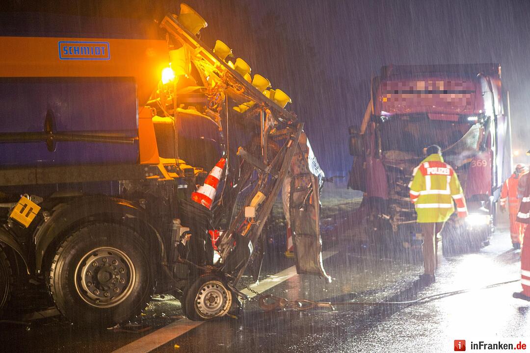 Sattelschlepper kracht in Baustellenabsicherung auf der A9