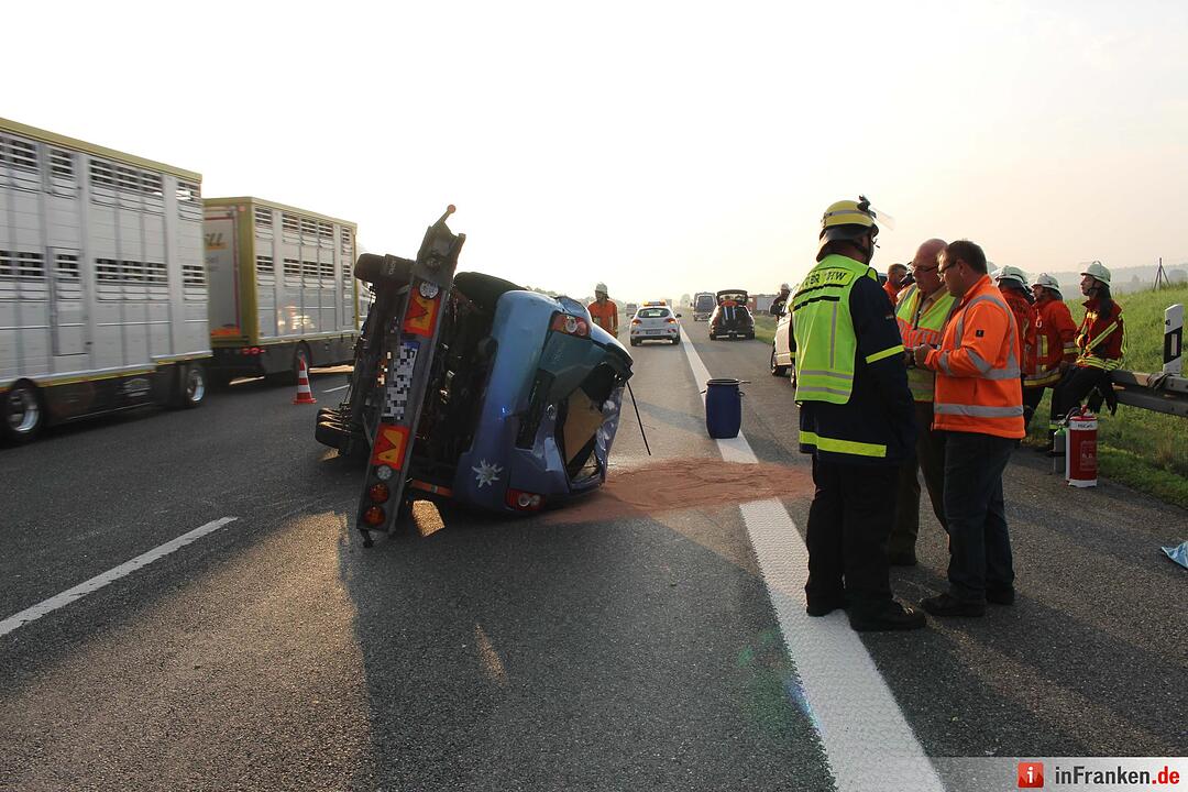 Drei Fahrspuren nach folgenschwerem Auffahrer blockiert - Geladene Autos liegen auf der Autobahn