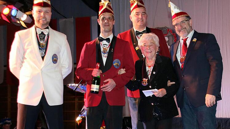 Mit dem Jubiläums-Hausorden "33" wurde Ehrensenatorin Lieselotte Engemann nach ihrem Auftritt bei der Jubiläumsgala ausgezeichnet. Über den Beitrag der "Grande Dame des Karnevals" freuten sich (von links): Sitzungspräsident Christian Brettschneider, 2. Vorsitzender Matthias Goer, 1. Vorsitzender Michael Forkel und Landrat Michael Busch. Foto: Bettina Knauth