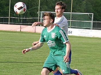 TV Ebern - SV Großgarnstadt. Ein gutes Spiel lieferte der Eberner Julius Zettelmeier (vorn) ab, der auch der Vorbereiter des Ausgleichs war. Hier zieht er an seinem Großgarnstadter Bewacher vorbei. Foto: Dietz