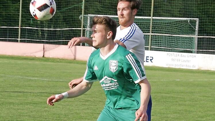 TV Ebern - SV Großgarnstadt. Ein gutes Spiel lieferte der Eberner Julius Zettelmeier (vorn) ab, der auch der Vorbereiter des Ausgleichs war. Hier zieht er an seinem Großgarnstadter Bewacher vorbei. Foto: Dietz
