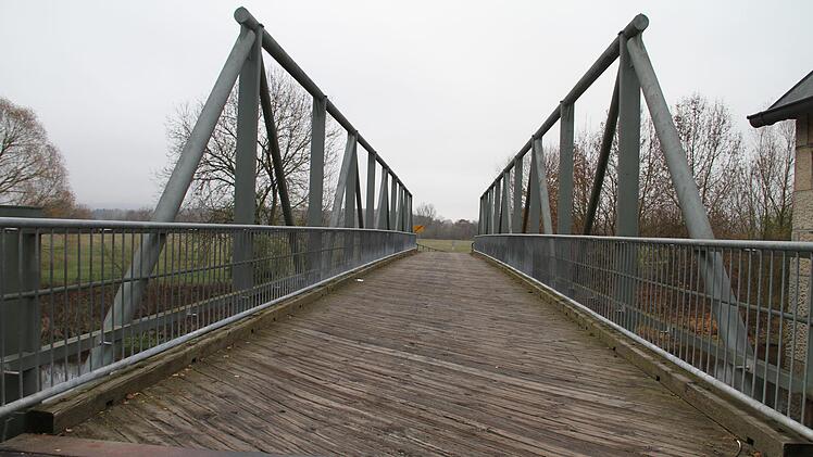 Sanierung oder Neubau? Zur Mainbrücke in Schwürbitz gibt es noch eine Reihe von weiteren Vorschlägen. Foto: Gerda Völk