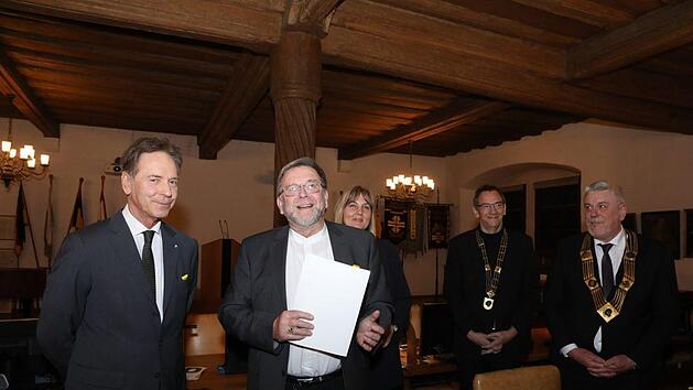 Michael Stoschek und Hans-Heinrich Eidt, im Hintergrund die B&uuml;rgermeister Birgit Weber und Thomas Nowak sowie Oberb&uuml;rgermeister Norbert Tessmer (von links). Foto: Barbara Herbst