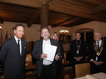 Michael Stoschek und Hans-Heinrich Eidt, im Hintergrund die Bürgermeister Birgit Weber und Thomas Nowak sowie Oberbürgermeister Norbert Tessmer (von links). Foto: Barbara Herbst